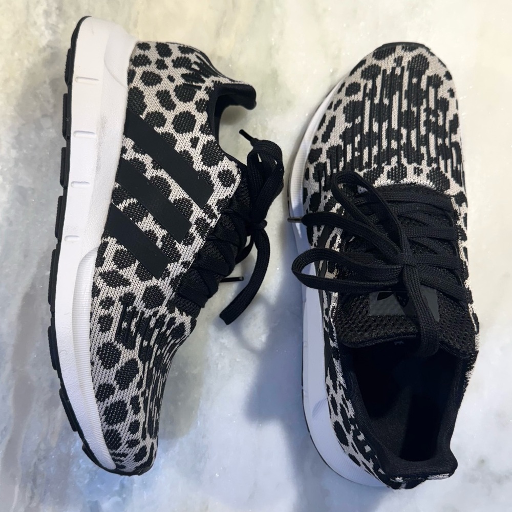 Adidas Swift Run Sneakers LIKE NEW✨